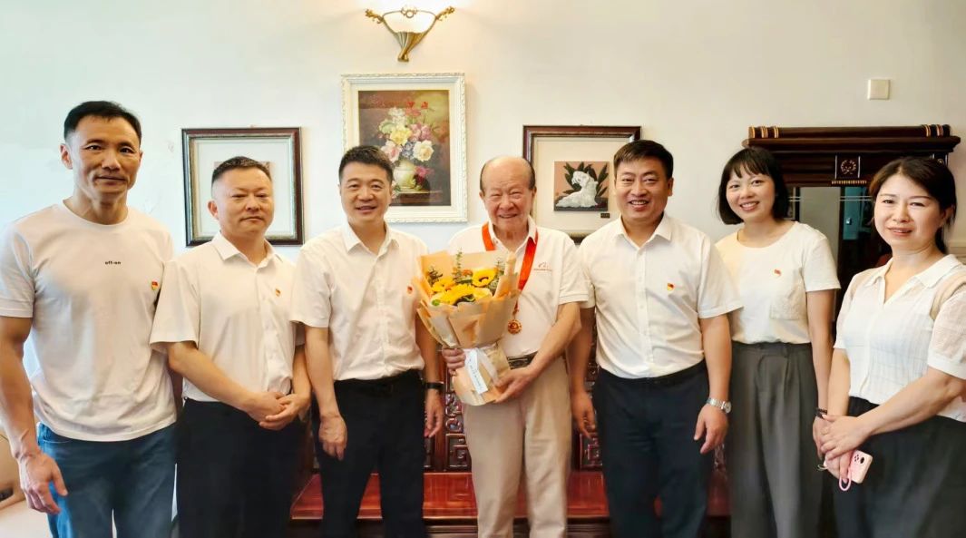 省必赢亚洲集团党委走访慰问老党员 颁发“光荣在党50周年”纪念章并送上节日问候