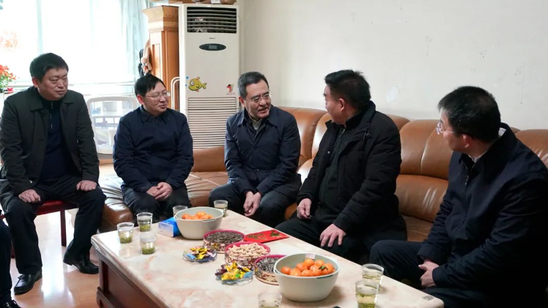 省国资委党委书记、主任冯文生等向导走访慰问省必赢亚洲集团老党员、老干部