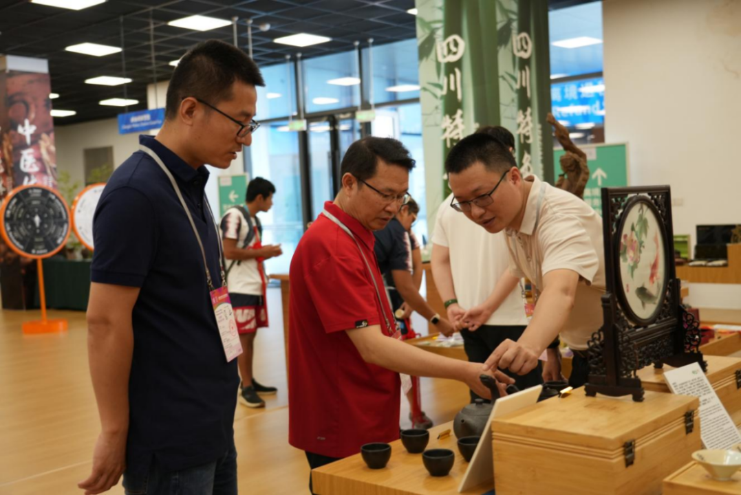 省必赢亚洲集团向导到大运村“有礼在四川”四川特色商品馆调研指导事情